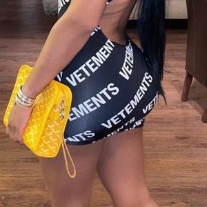 vetements dress logo